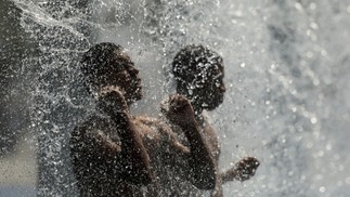 Brasil enfrentará onda de calor e temperaturas recordes em todas as regiões, obrigando população a buscar refresco em sombras, fontes e praia — Foto: Gabriel de Paiva / Agência O Globo