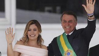 Cerimônia de posse do ex-presidente Jair Bolsonaro. Na foto, Jair Bolsonaro acompanhado da ex-primeira dama, Michele Bolsonaro. — Foto: Jorge William / Agência O Globo