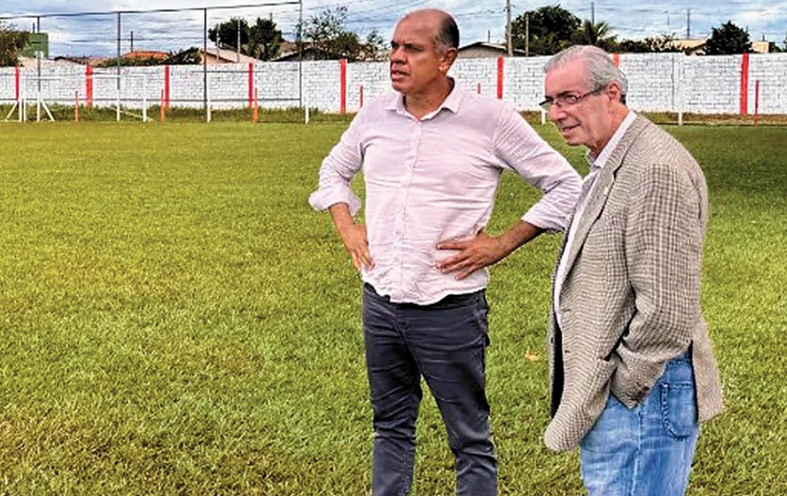 Cunha (de blazer) ao lado do presidente do Uberaba Sport Club, Rodrigo Alcino: patrocínio no futebol vem através de rádio gospel
