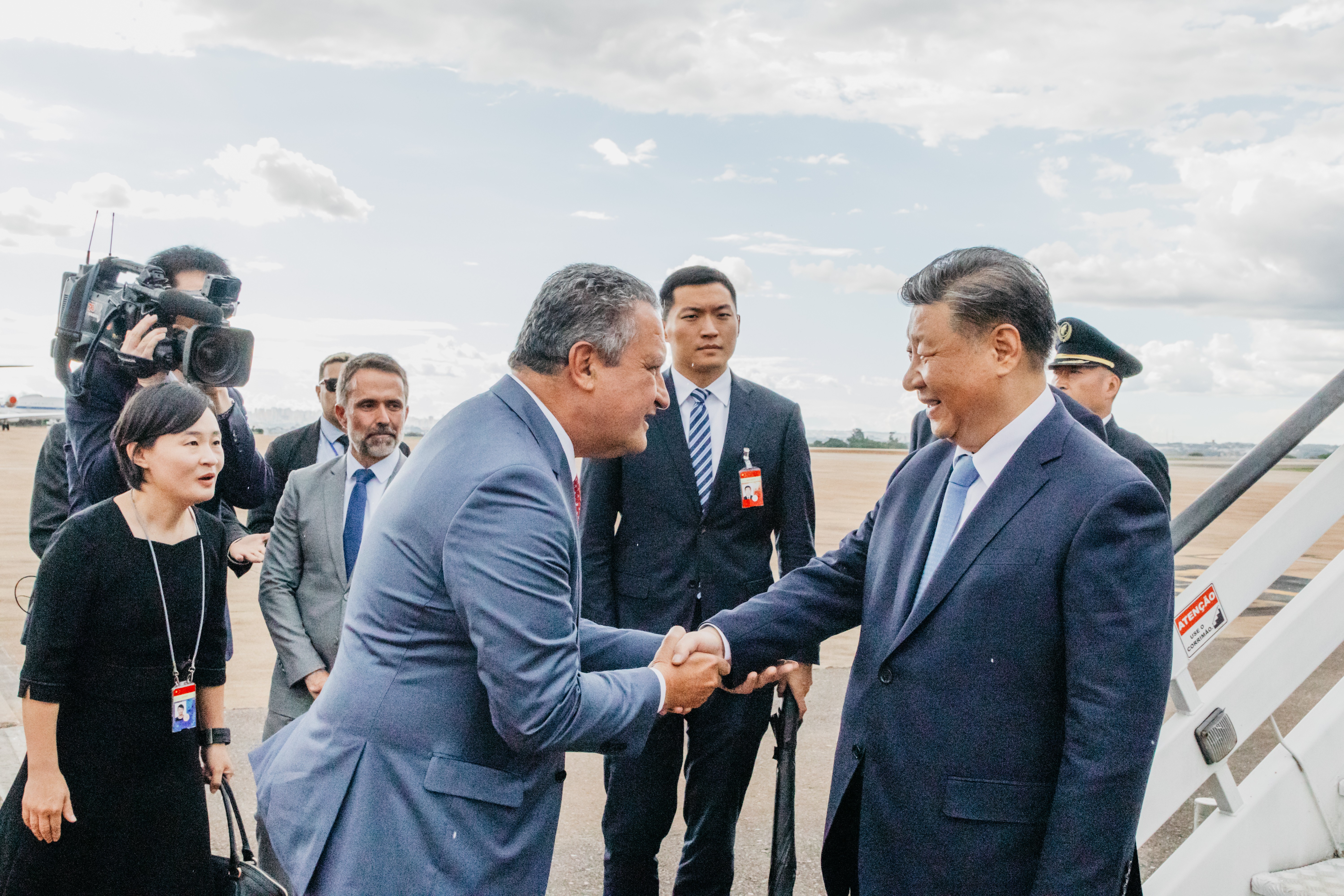 Xi Jinping chega a Brasília para reunião com Lula, é recepcionado por grupo de percussão e por chineses no hotel