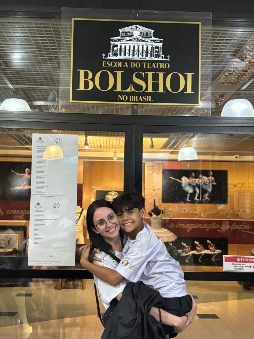 Victor Hugo celebrates his approval at the Bolshoi School with teacher Renata Gouveia — Photo: Disclosure