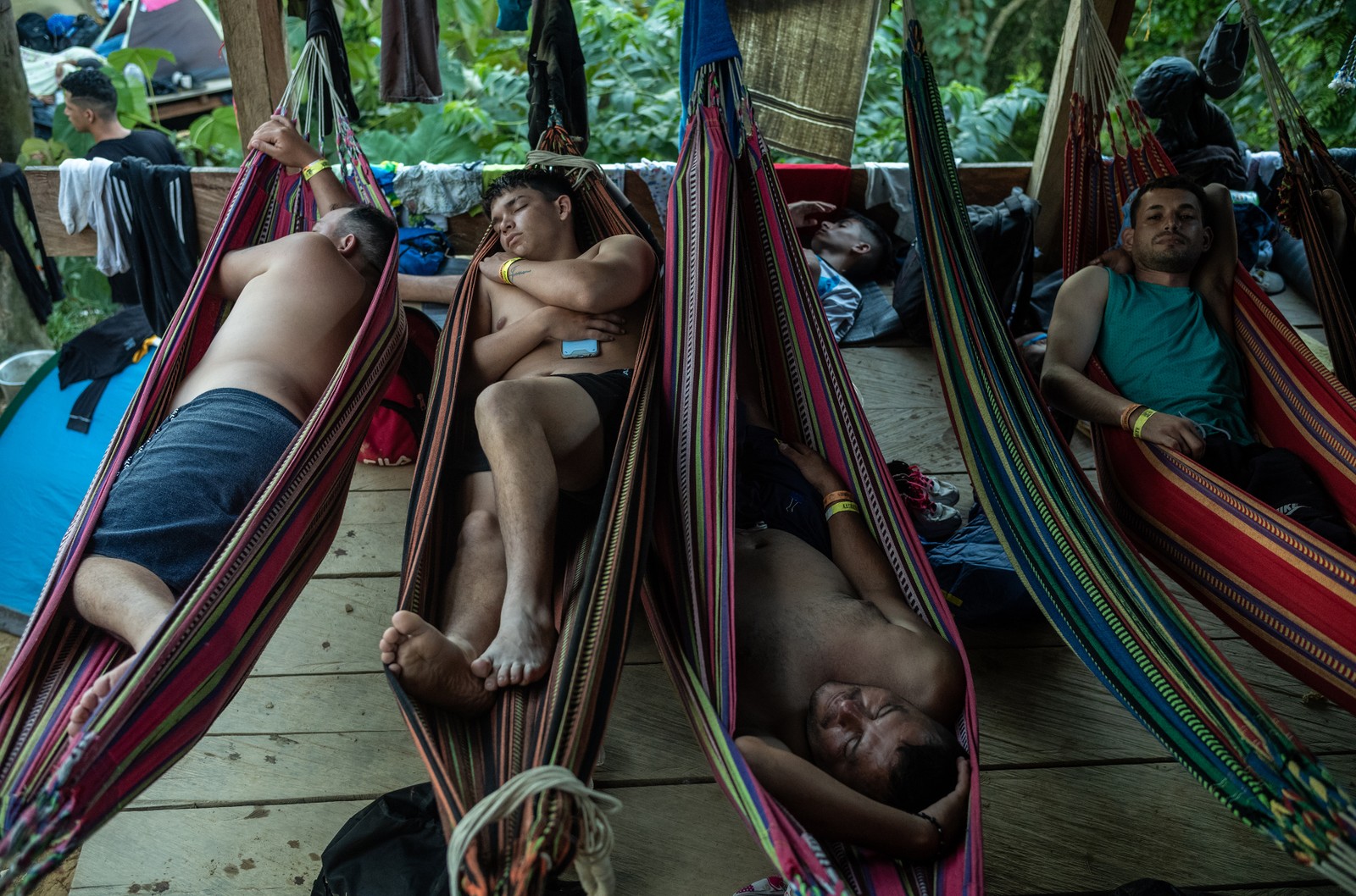 Migrantes descansam em redes no último acampamento antes da fronteira com o Panamá, após um dia de caminhada no DariŽn Gap, na Colômbia — Foto: Federico Rios/The New York Times