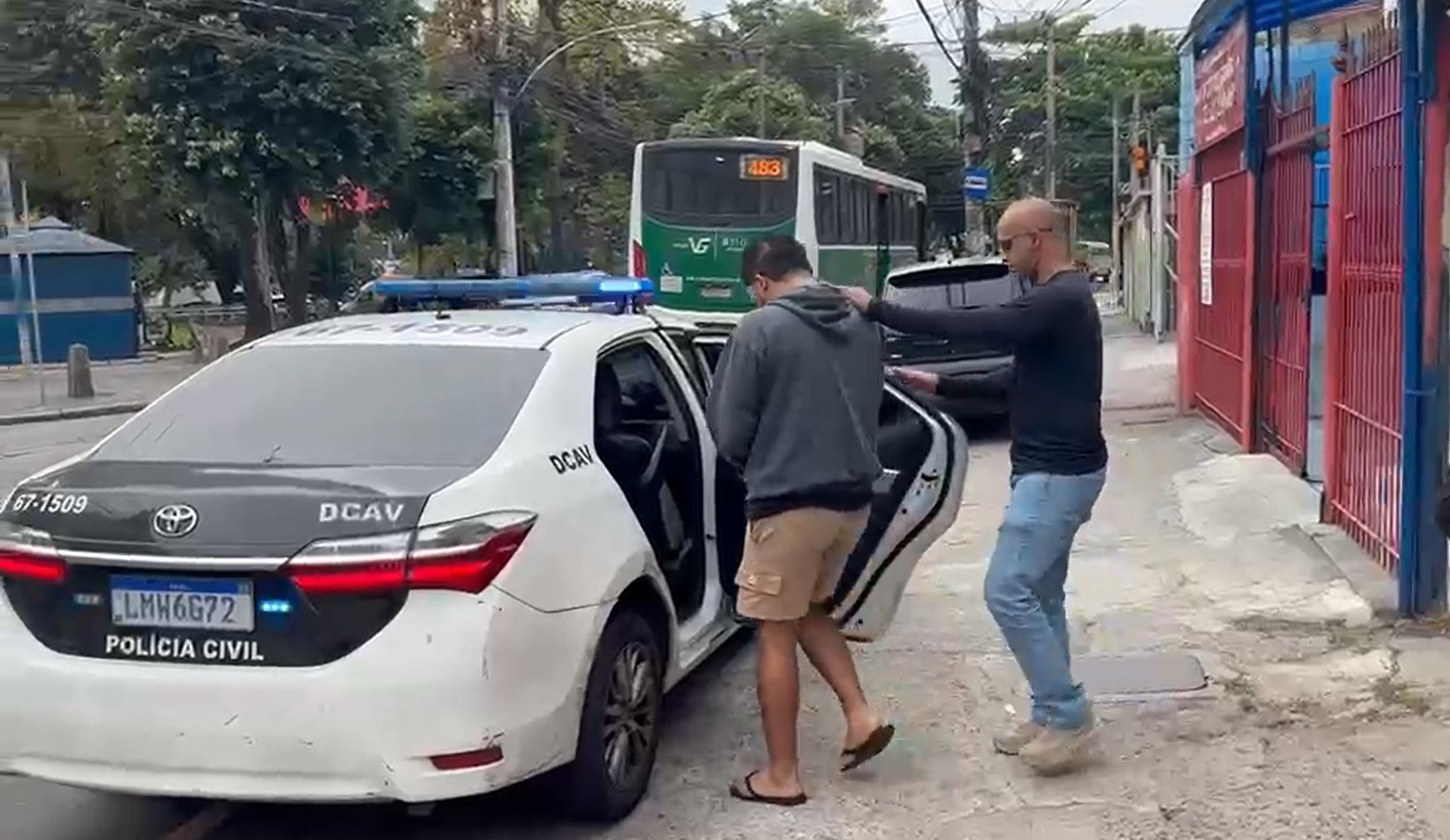 Pai é preso após agredir filho de três meses em Olaria