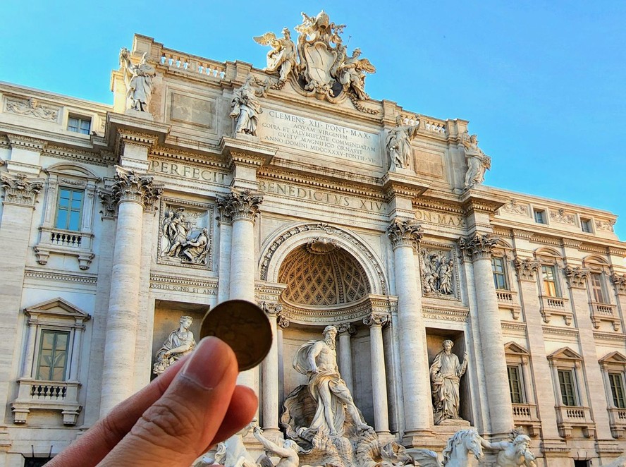 Fontana Di Trevi tem tradição de jogar moedas