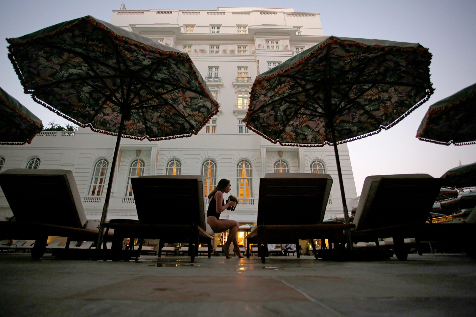 A modernização de ombrelones e espreguiçadeiras fez parte dos preparativos para o centenário — Foto: Custodio Coimbra / Agência O Globo
