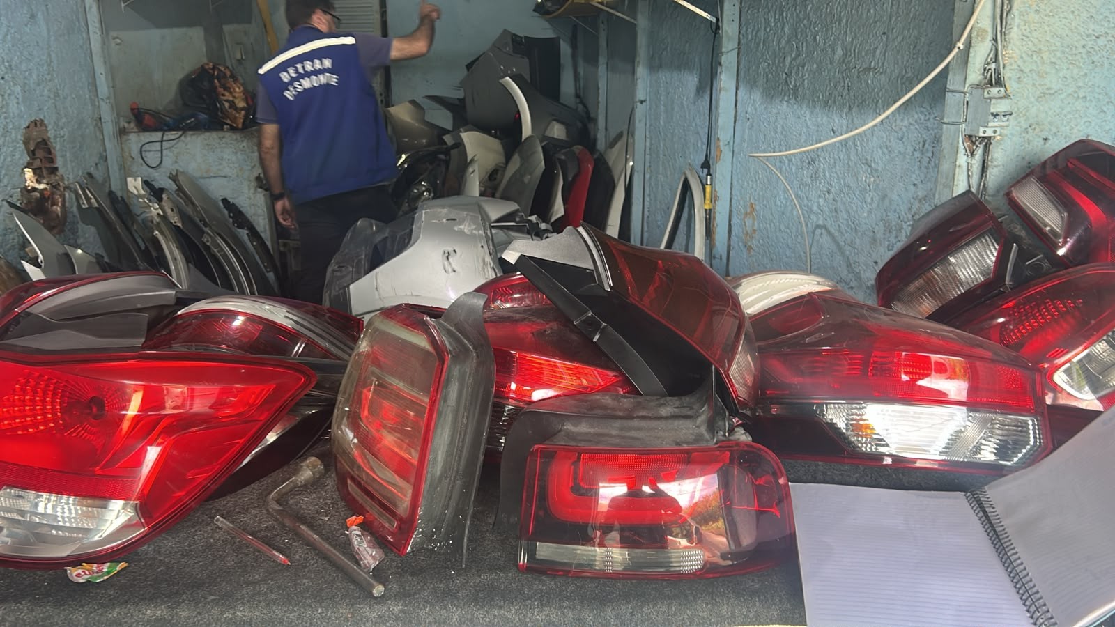 Detran e Polícia Civil fecham ferro-velho em Jacar