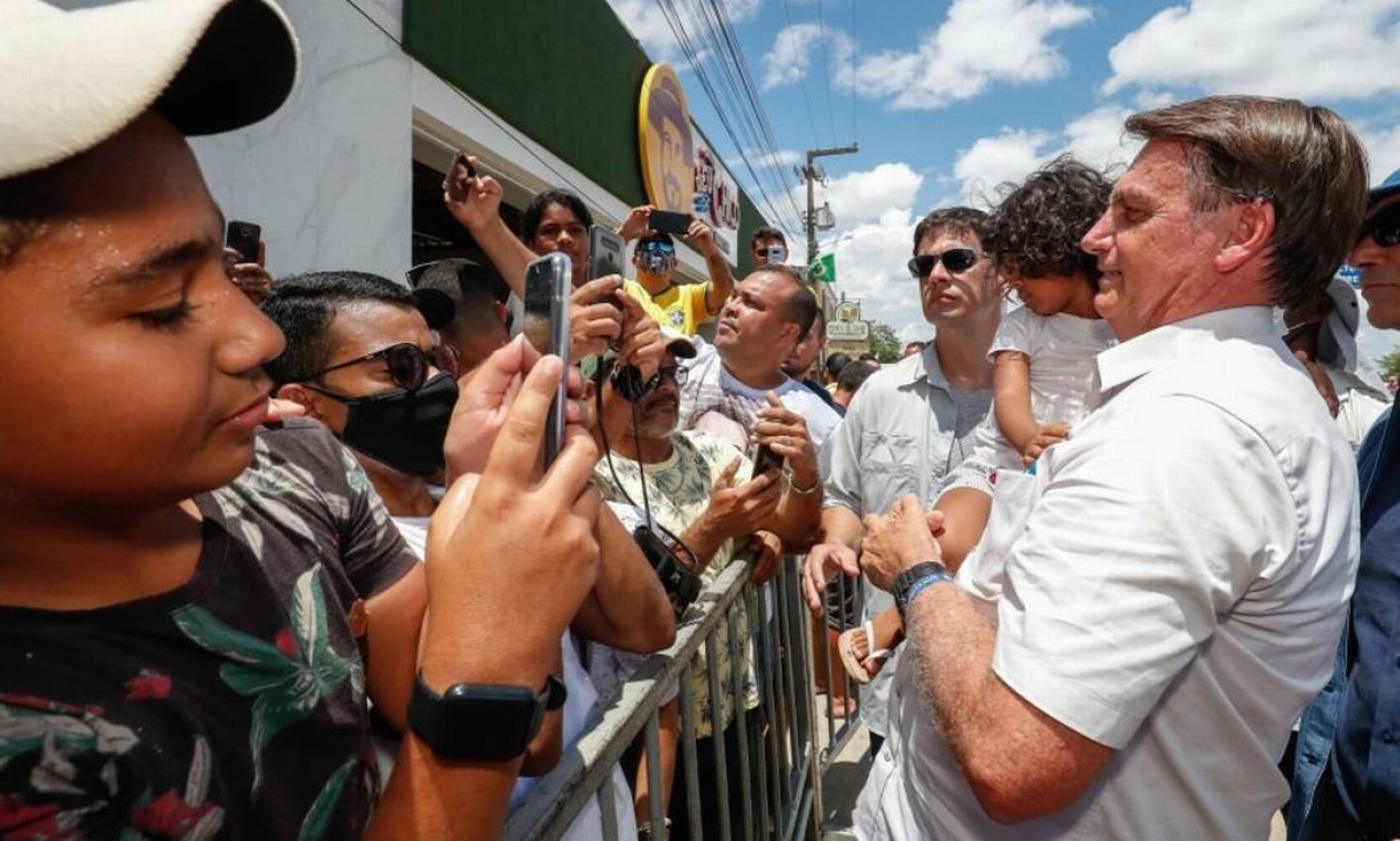 Com seu negacionismo, Bolsonaro transformou aparições públicas em cenas de campanha pré-pandemia, com abraços e beijos indiscriminados diante de aglomeração de apoiadores  — Foto: Alan Santos / PR - 30/12/2020