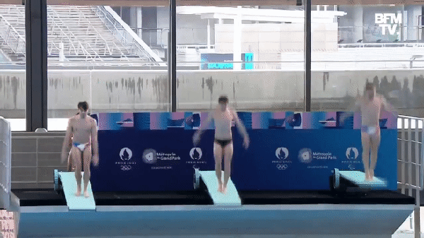 Saltador leva tombo durante apresentação em centro aquático de Paris — Foto: Reprodução/X