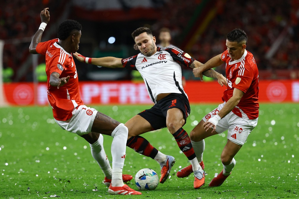 Saúl pelo Flamengo — Foto: SILVIO AVILA / AFP