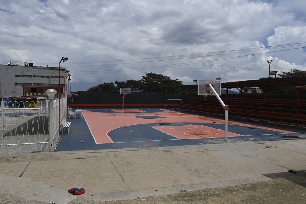 Quadra de basquete na prisão de Tocoron, QG do Tren de Aragua — Foto: YURI CORTEZ/AFP