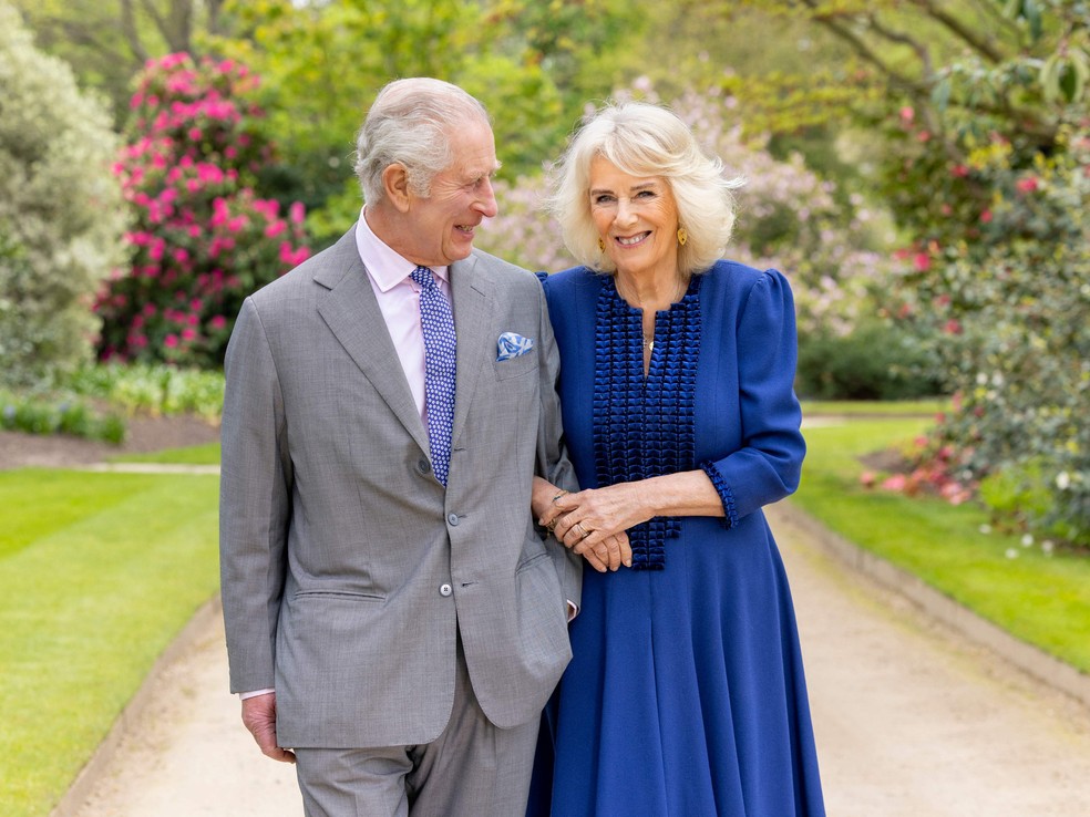 Foto divulgada pela Casa Real em 26 de abril de 2024 mostra o rei Charles III e a rainha Camilla no jardim do Palácio de Buckingham — Foto: Millie Pilkington/Palácio de Buckingham/ AFP