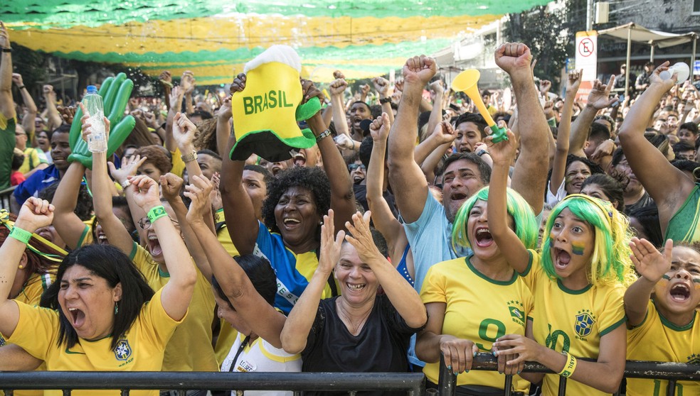 Jogo Brasil e Mexico no Alzirao - Torcedores sofrem com o primeiro tempo do jogo em 2018 — Foto: Ana Branco