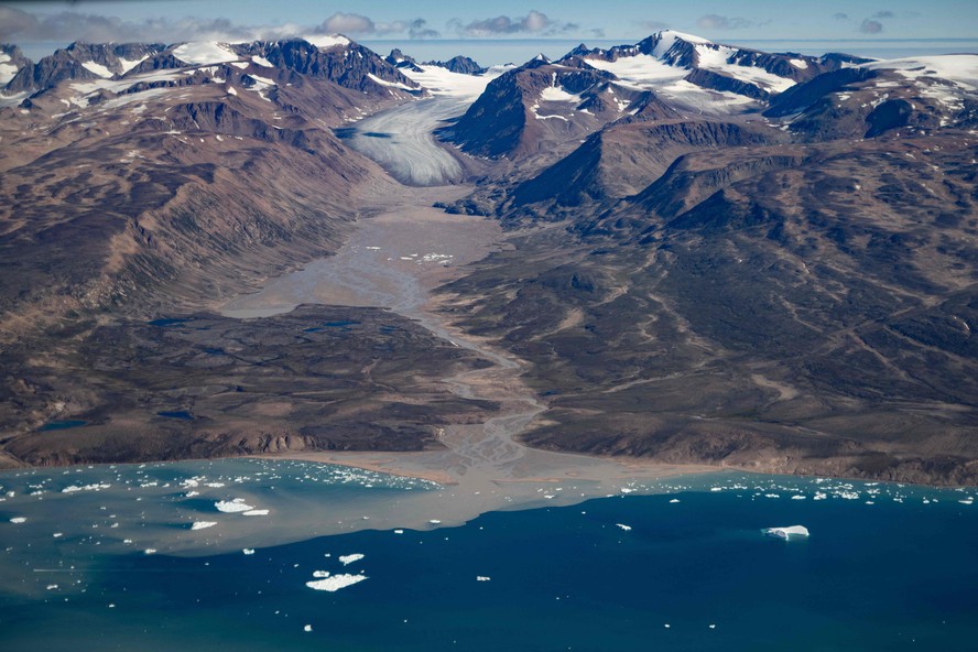 Geleira ao redor de 'Constable Point' severamente derretida devido às altas temperaturas ao longo do fiorde Scoresby Sound, no leste da Groenlândia