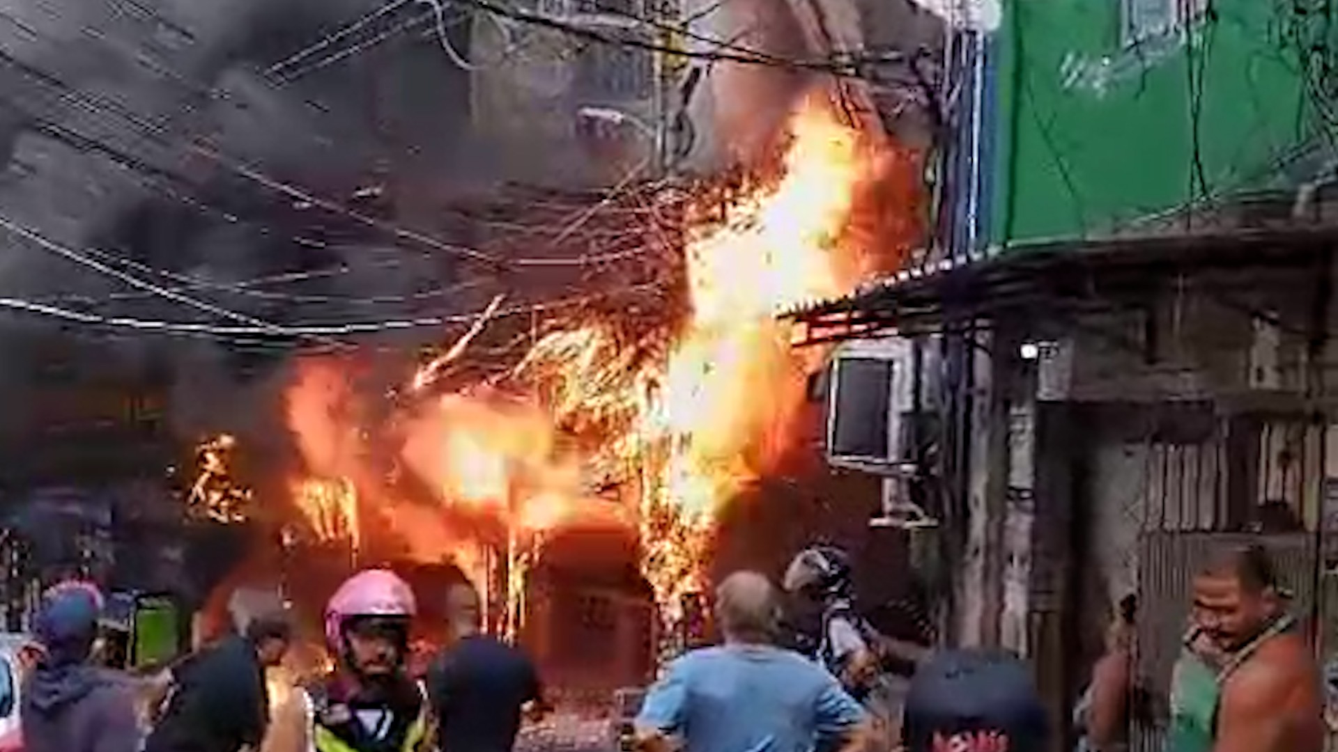 Vídeo: incêndio atinge prédio na Rocinha; bombeiros ainda estão no local