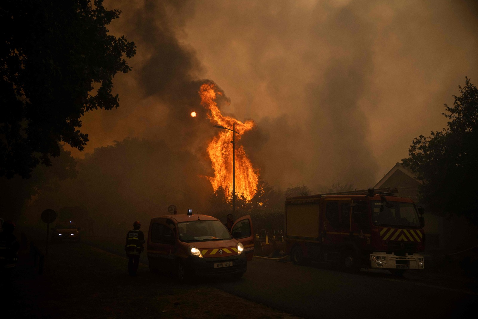 Bombeiros tentam combater incêndios que atingem a França — Foto: Julien de Rosa/AFP