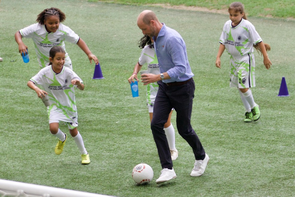 Príncipe William visita o Maracanã e joga bola com crianças de diferentes comunidades — Foto: Guito Moreto/ O GLOBO