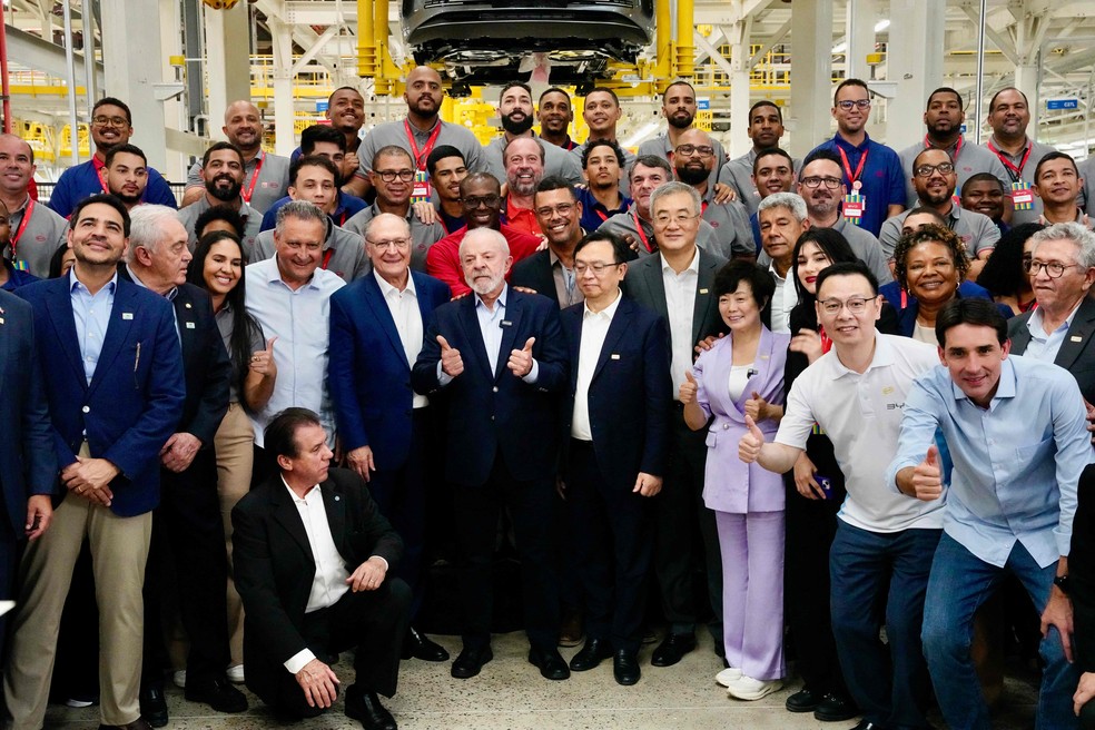 Presidente Luiz Inácio Lula da Silva, vice-presidente Geraldo Alckmin e o presidente da empresa automobilística BYD durante abertura de unidade da empresa em Camaçari, na Bahia — Foto: Cadu Gomes /Vice-Presidência/ AFP