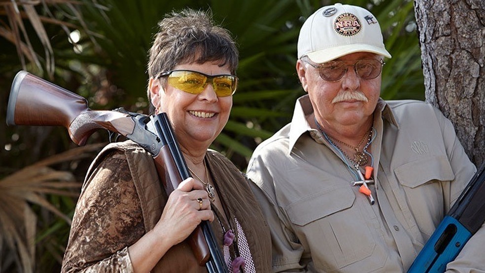 Barbara e John Rumpel são ligados a NRA, associação americana que defende o livre acesso a armas — Foto: Reprodução 