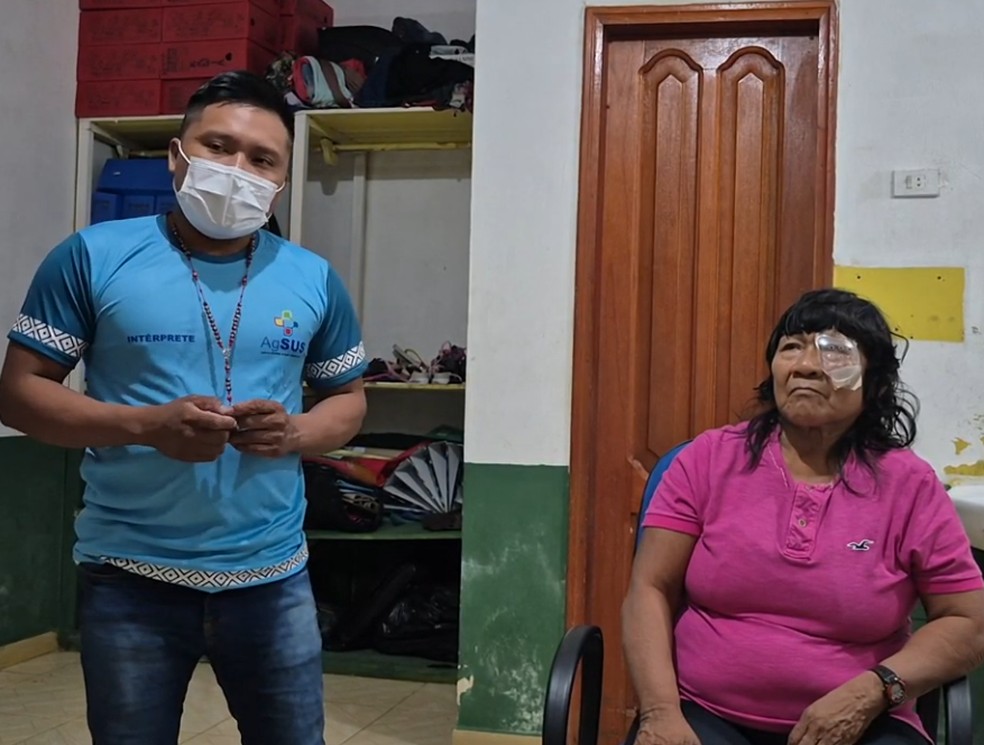O jovem korubo Seatvo segura um colar com um crucifixo ao lado da matriarca Mayá durante entrevista ao GLOBO, em Tabatinga — Foto: Daniel Biasetto