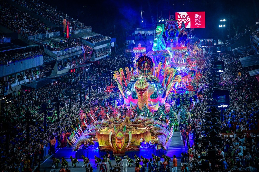 Público assiste ao desfile da Viradouro, campeã do carnaval em 2024 — Foto: Alexandre Vidal