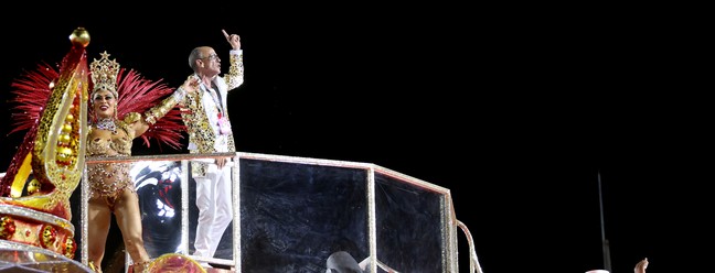 Viradouro é eleita a Melhor Escola do Estandarte de Ouro 2026. Mestra Ciça, homenageado da Viradouro, e a rainha de bateria Juliana Paes são destaque no topo de carro alegórico — Foto: Domingos Peixoto