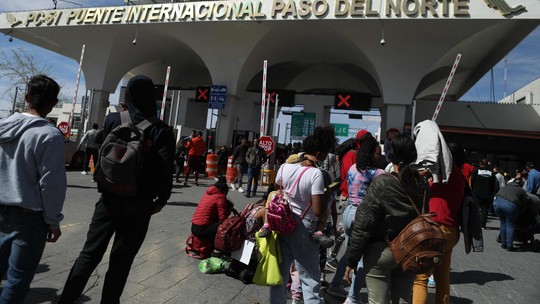 Centenas de imigrantes tentam atravessar fronteira do México com os EUA após boato sobre autorização