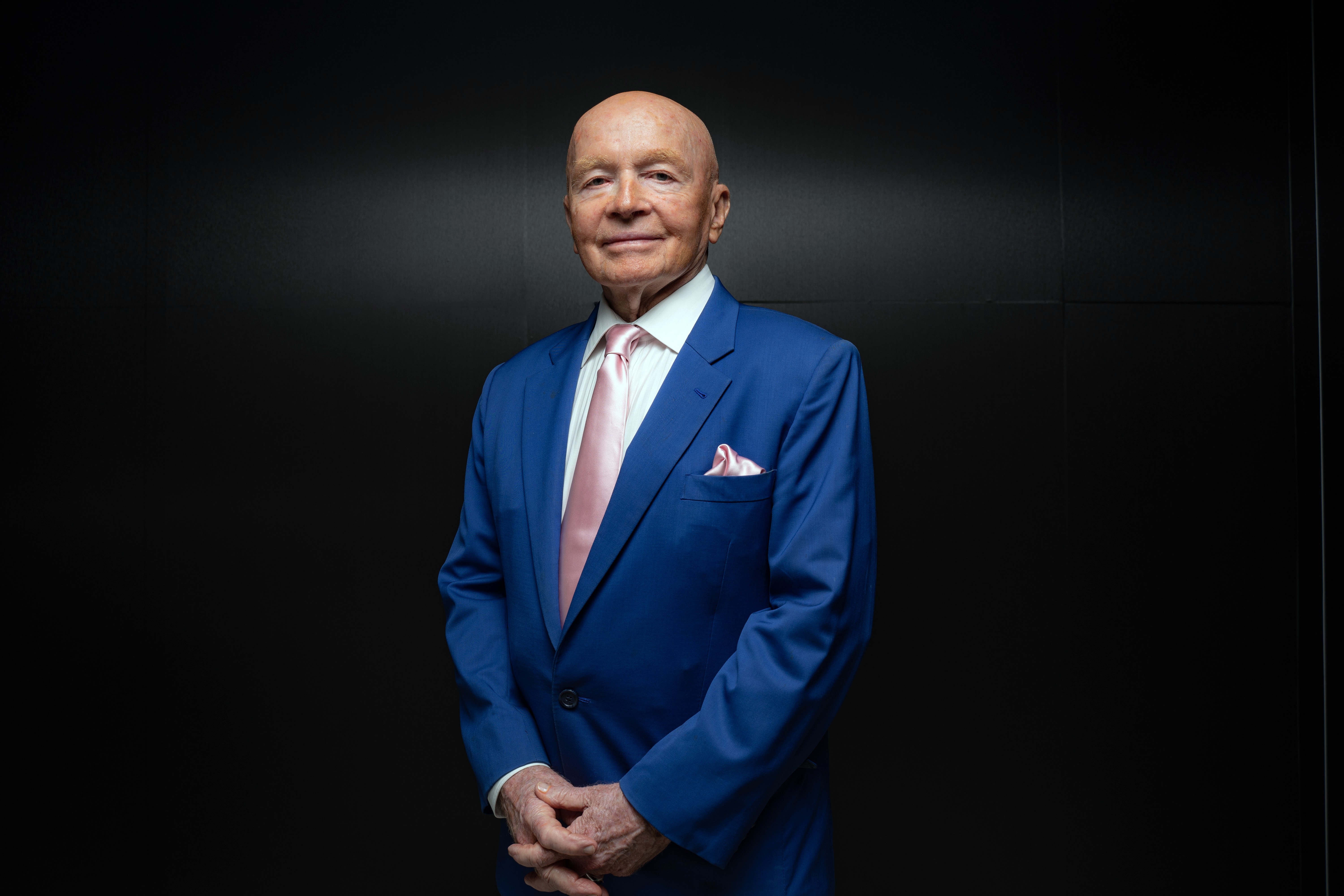 Mark Mobius, pioneiro dos mercados emergentes, morre aos 89 anos
