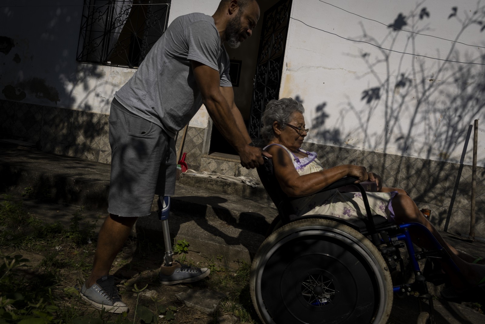 André Luís da Silva cuida de sua mãe, que teve um AVC. Ele busca voltar ao mercado de trabalho — Foto: Márcia Foletto