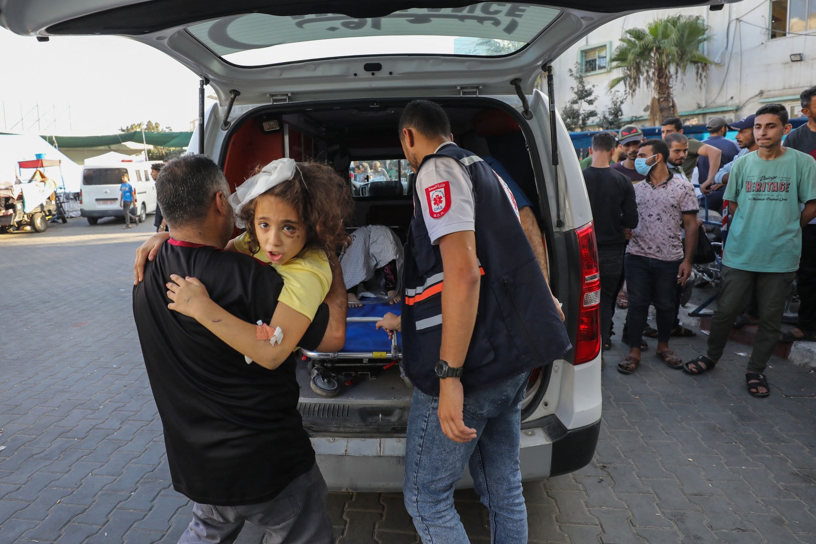 Menina é levada a hospital Al-Shifa, na Faixa de Gaza — Foto: Dawood NEMER/AFP