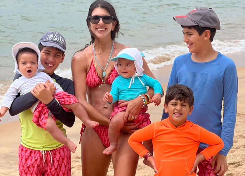 Nathalia Gomes e os seus cinco meninos: o hobby de viajar pelo mundo se transformou em negócio — Foto: Acervo pessoal