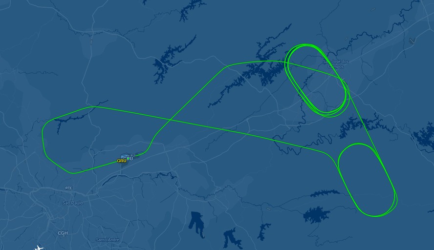 Mapa mostra trajet&oacute;ria do voo LA8180, que saiu de Guarulhos, &agrave; esquerda, ficou dando voltas, depois retornou