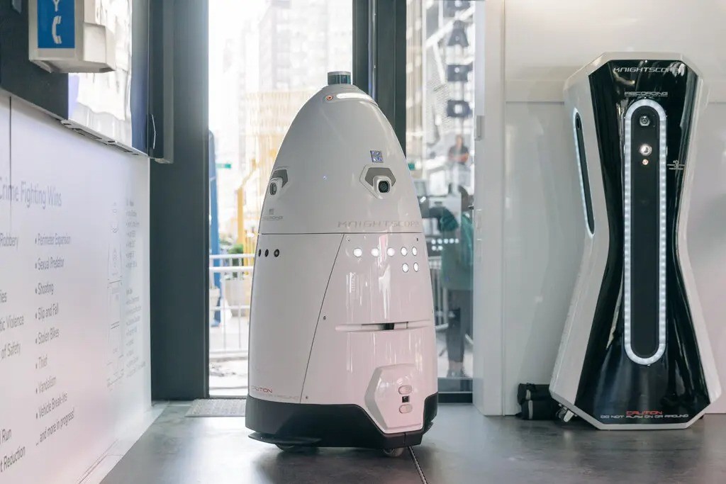 O chamado K5 Autonomous Security Robot foi projetado para enviar inteligência de volta ao Departamento de Polícia e deter o crime — Foto: Jeenah/New York Times