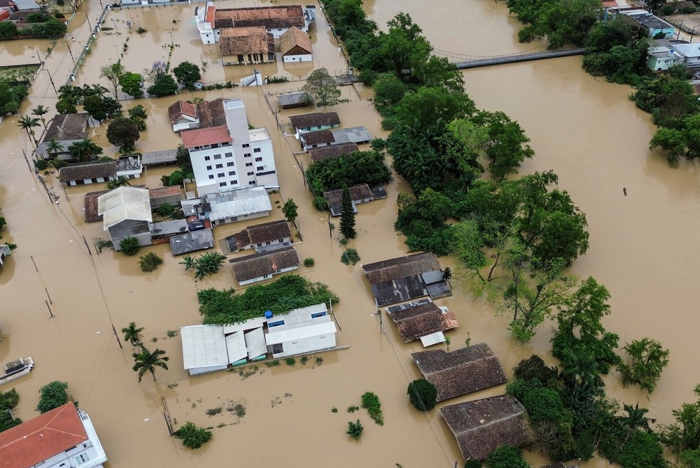 Foto mostra enchente em Santa Catarina; regiões do Vale do Itajaí ficaram inundadas em outubro — Foto: Anderson Coelho/AFP
