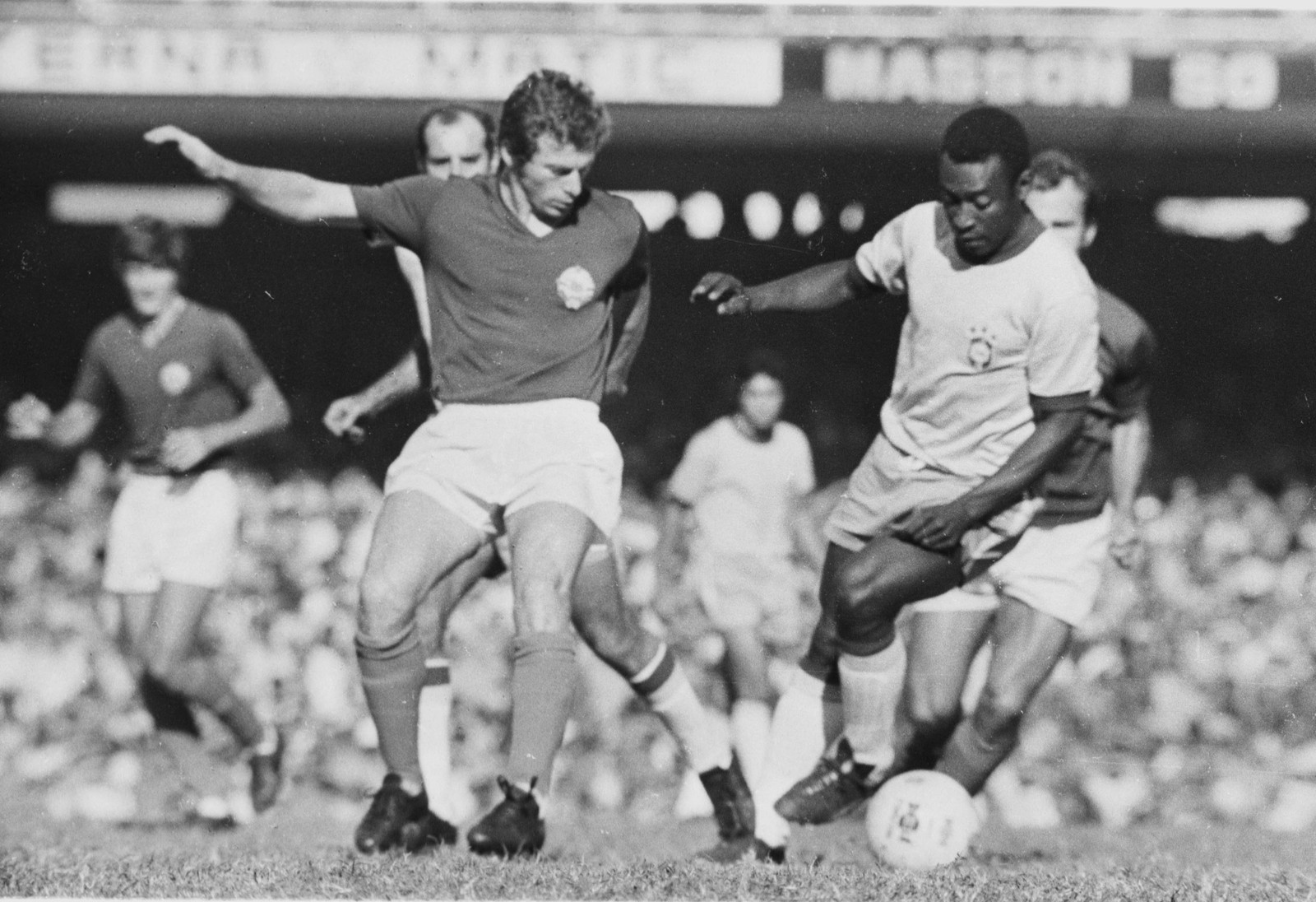O jogo de despedida de Pelé da Seleção Brasileira foi um empate de 2 a 2 com a extinta Iugoslávia, no Maracanã — Foto: Arquivo O Globo - 18/07/1971