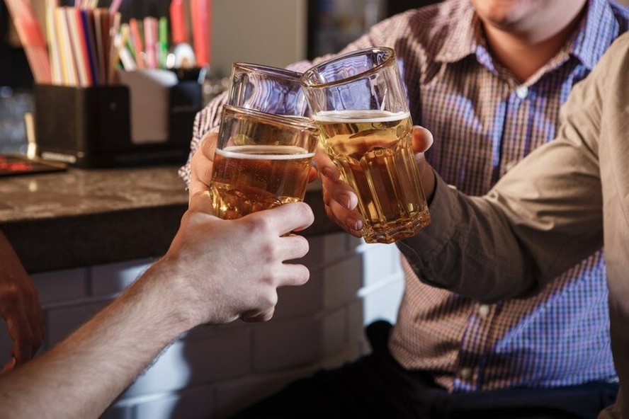 Ingestão de álcool é um dentre os outros dois piores fatores para a degeneração do cérebro