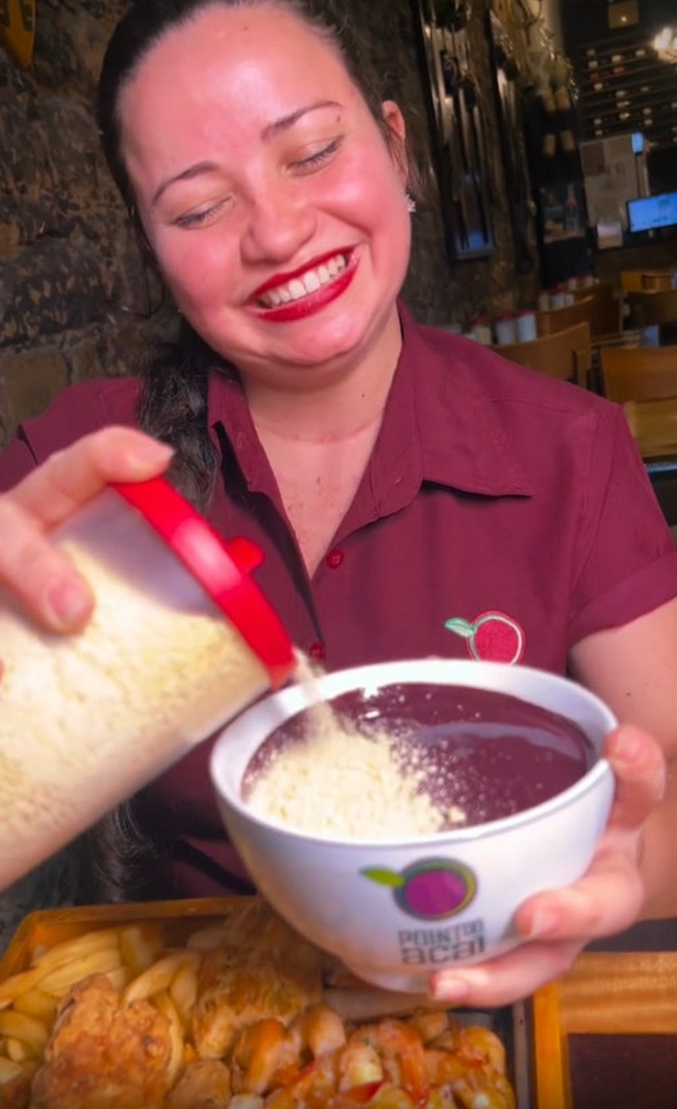 A atendente de restaurante Francienne Alves fez aulas de inglês para facilitar a comunicação com os clientes na Cop30 — Foto: Reprodução