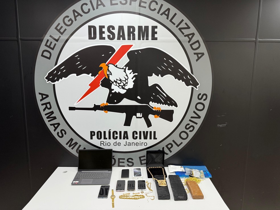 Material apreendido em Santa Teresa durante ação deflagrada para tentar prender Paulinho Fogueteiro — Foto: Reprodução