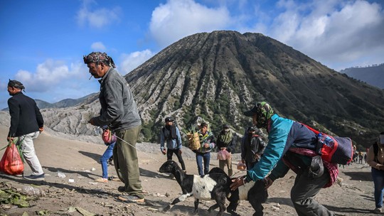 Milhares de pessoas sobem em vulcão ativo na Indonésia para ritual centenário