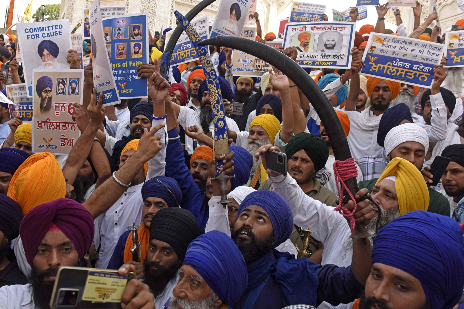 Ativistas de várias organizações sikh protestam após orações no Templo Dourado por ocasião do 38º aniversário da Operação Estrela Azul, em Amritsar, na Índia  — Foto: NARINDER NANU / AFP
