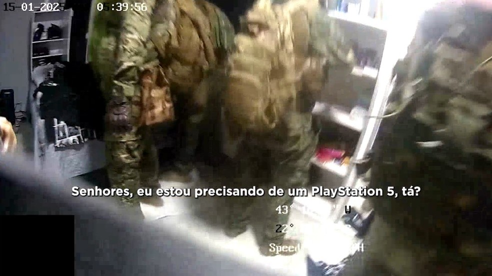 PM faz menção a videogame enquanto grupo vasculha casa no Complexo do Alemão — Foto: Reprodução