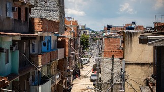  Complexo da Maré: construções coladas e sem ventilação — Foto: HERMES DE PAULA