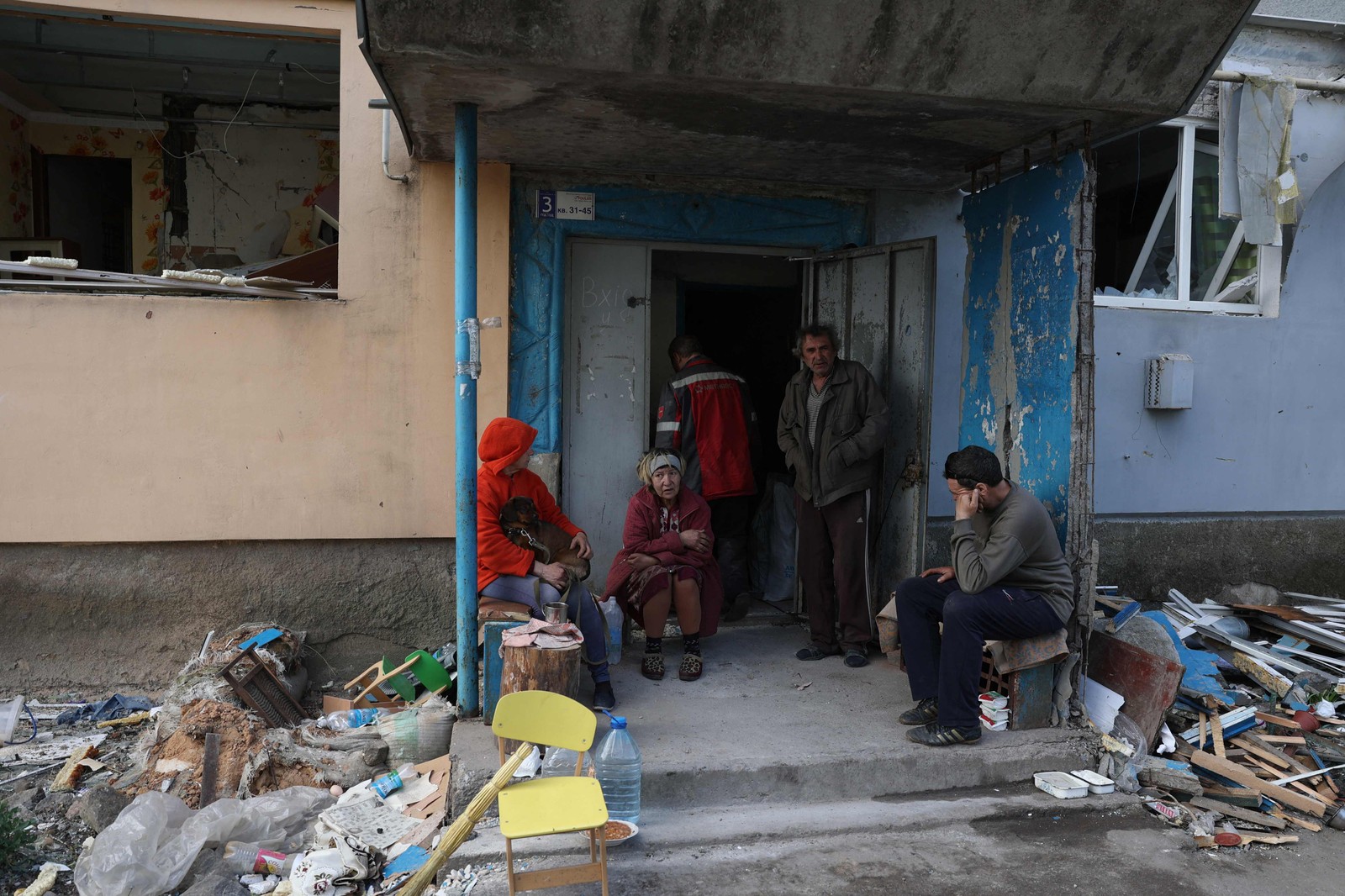 Moradores Locais Sentam-se Na Entrada deumpré diode dectaramentos destruídopor bombardeio em ocheretyne- foto: anatolii stepanov/afp