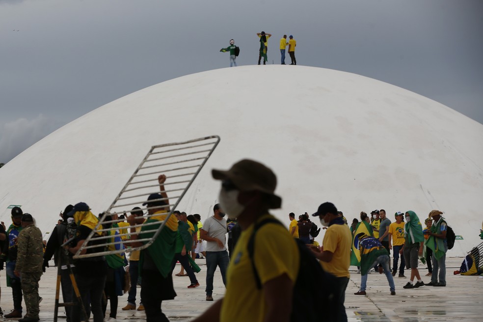 Manifestante carrega gradil no teto do Congresso Nacional durante atos golpistas promovidos por apoiadores de Jair Bolsonaro em 8 de janeiro — Foto: Cristiano Mariz/O Globo