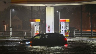 Veículo preso em rua inundada depois que o furacão Milton atingiu Brandon, Flórida — Foto: Miguel J. Rodriguez Carrillo/AFP