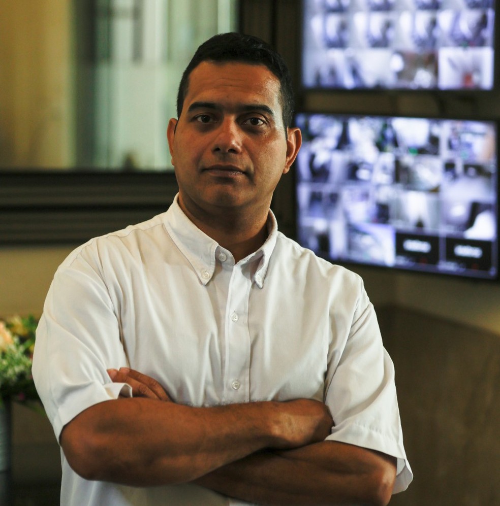 Manuel Melo, 40, was unemployed for three months until he found a job as a janitor – Photo: Gabriel de Paiva/Agência O Globo