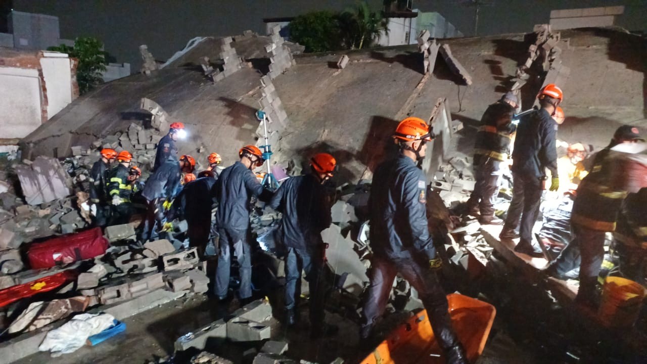 Prédio em obras que desabou em São Paulo já tem três mortos, e buscas continuam