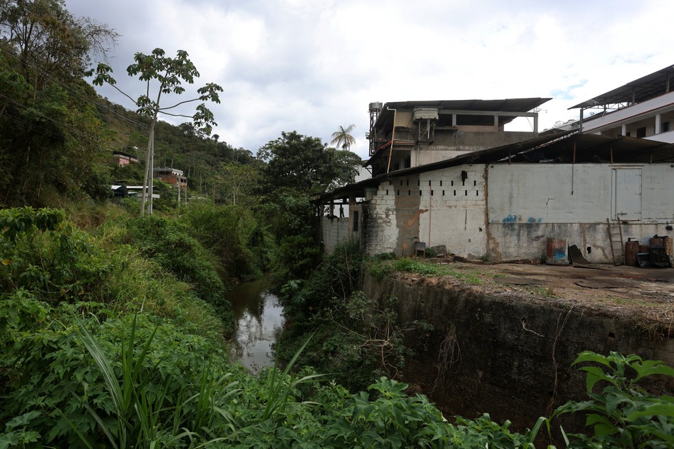 Imóveis colados ao Córrego Dantas, em Friburgo — Foto: Fabiano Rocha