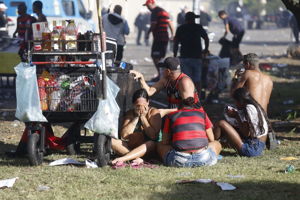 Torcedores se protegem de gás lacrimogêneo — Foto: Alexandre Cassiano
