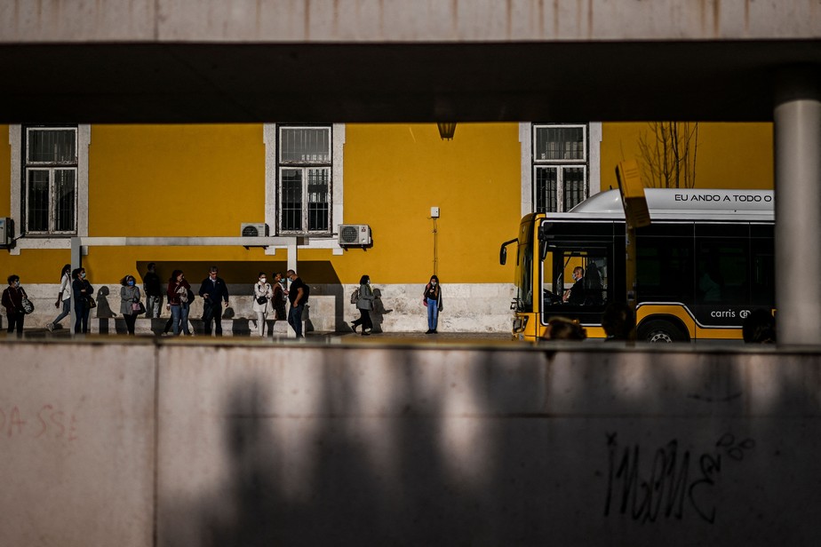 Brasileiros vivem saga para agendar serviços de imigração em Portugal