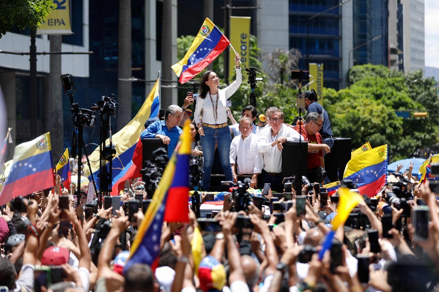 Na Venezuela, todo mundo que contesta o governo acorda achando que é o dia  em que será preso, diz María Corina